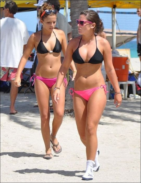 Симпатичные девушки загорают Симпатичные девушки загорают