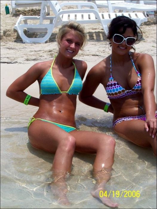 Симпатичные девушки загорают Симпатичные девушки загорают