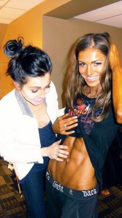 Стройные девушки с кубиками на животе