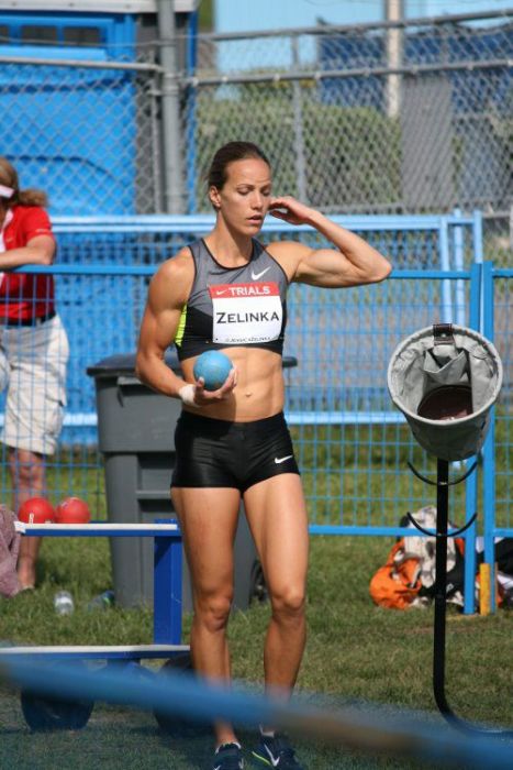 Стройные девушки с кубиками на животе