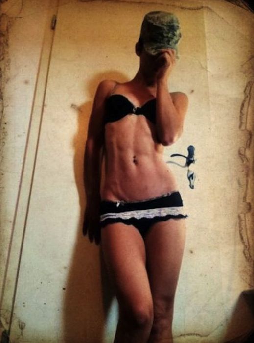 Стройные девушки с кубиками на животе