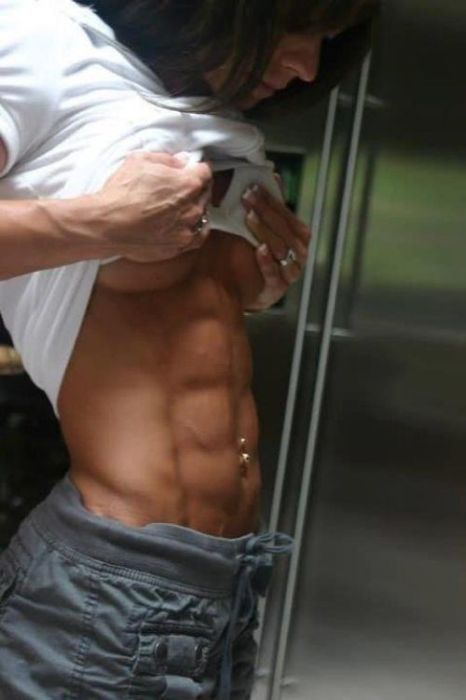 Стройные девушки с кубиками на животе