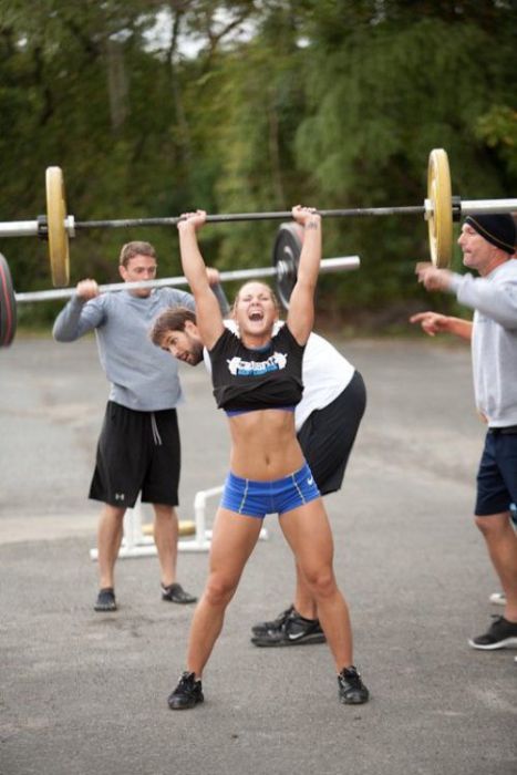 Стройные девушки с кубиками на животе