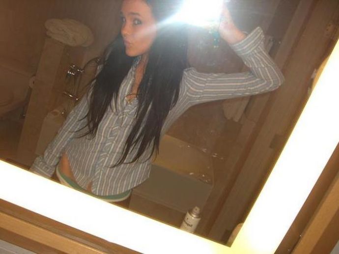 Девушки фотографируют себя в зеркале