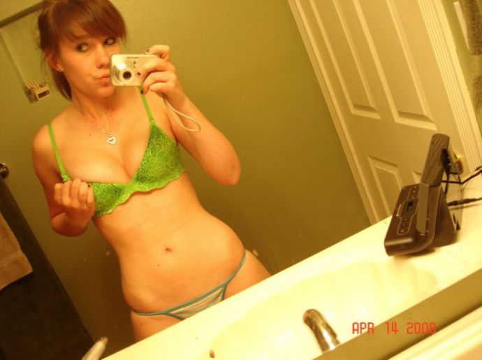 Девушки фотографируют себя в зеркале