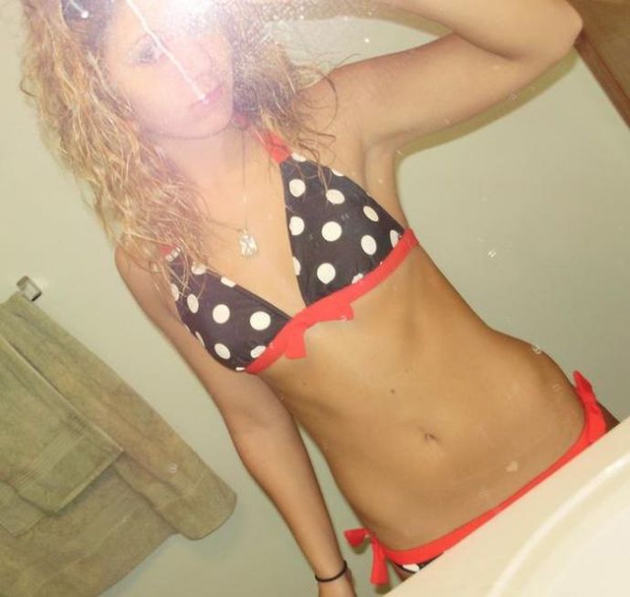 Девушки фотографируют себя в зеркале