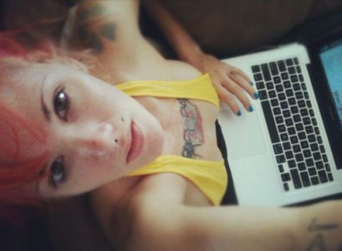 Девушки, которые не любят носить бюстгальтеры