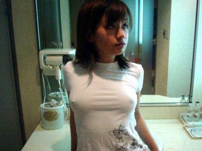 Девушки в обтягивающих майках и блузках