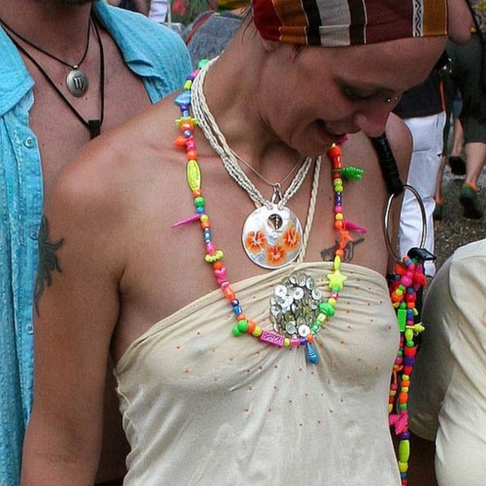 Девушки в обтягивающих майках и блузках