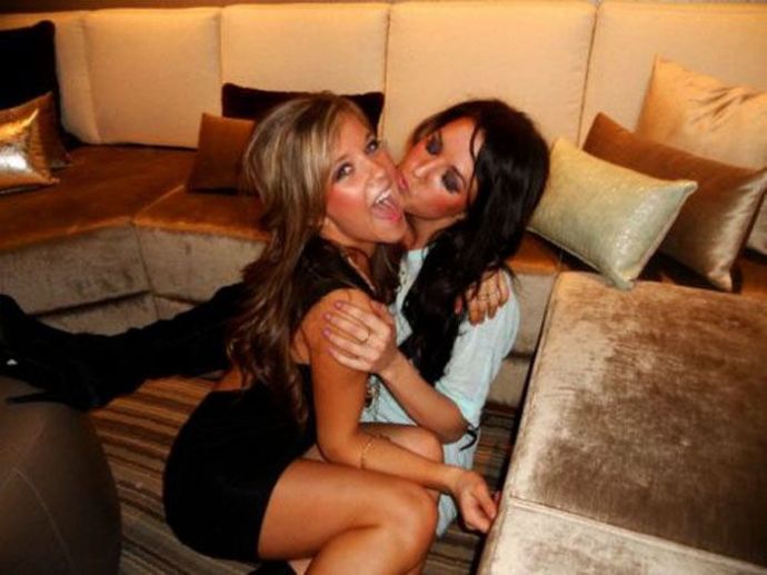 Девушки в откровенных платьях