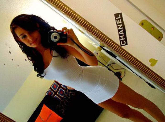 Девушки в откровенных платьях