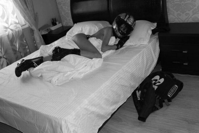 Эмма - любительница мотоспорта