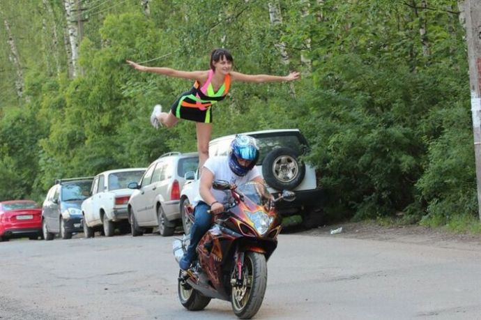 Эмма - любительница мотоспорта