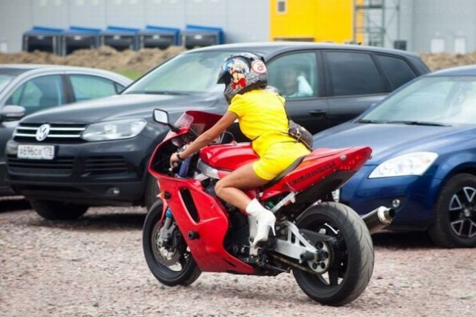 Эмма - любительница мотоспорта