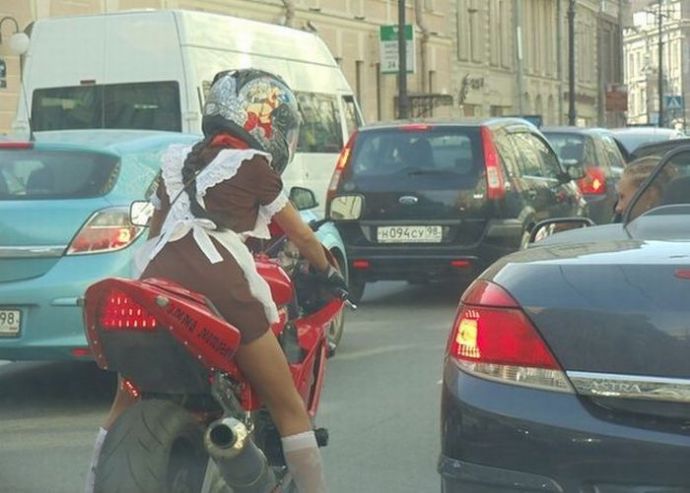 Эмма - любительница мотоспорта