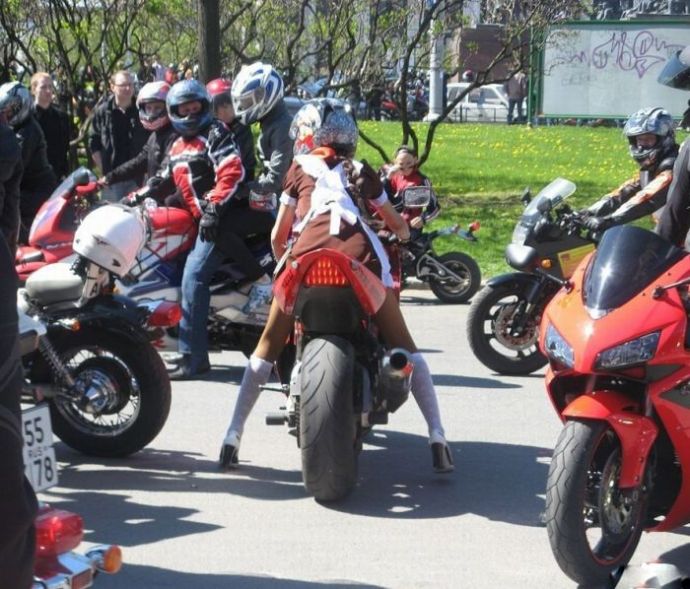 Эмма - любительница мотоспорта