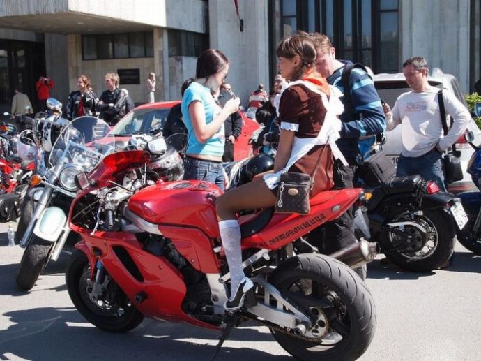 Эмма - любительница мотоспорта