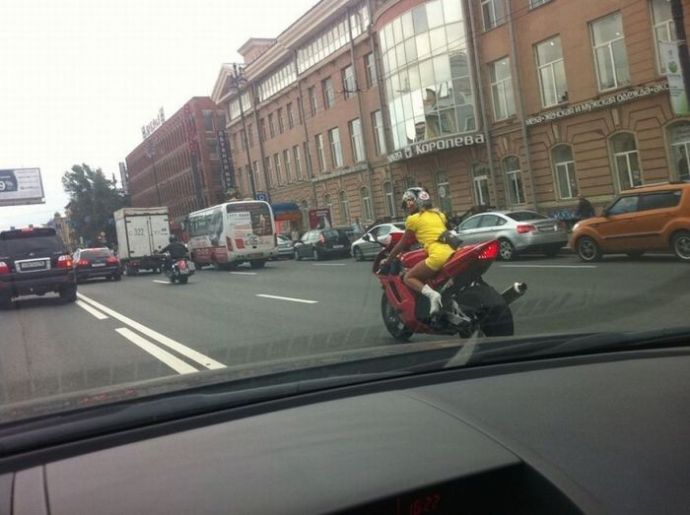 Эмма - любительница мотоспорта