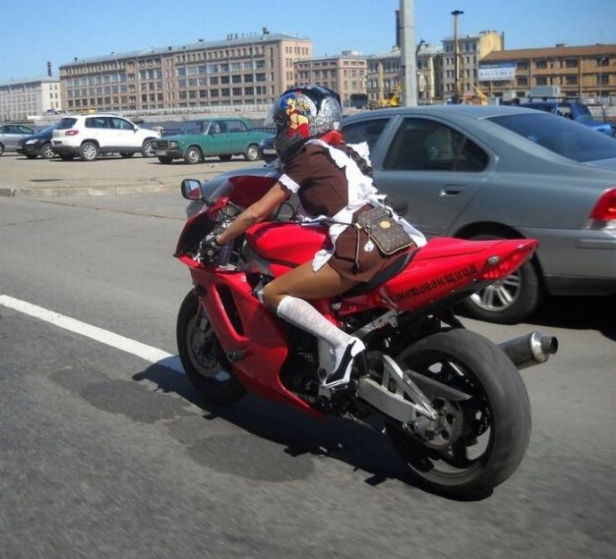 Эмма - любительница мотоспорта