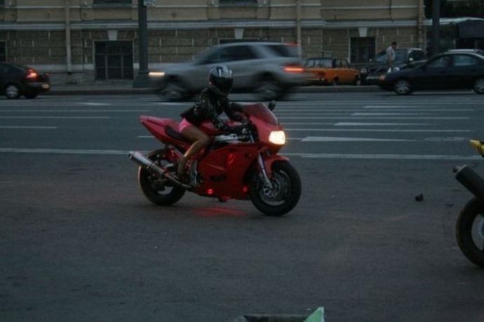 Эмма - любительница мотоспорта