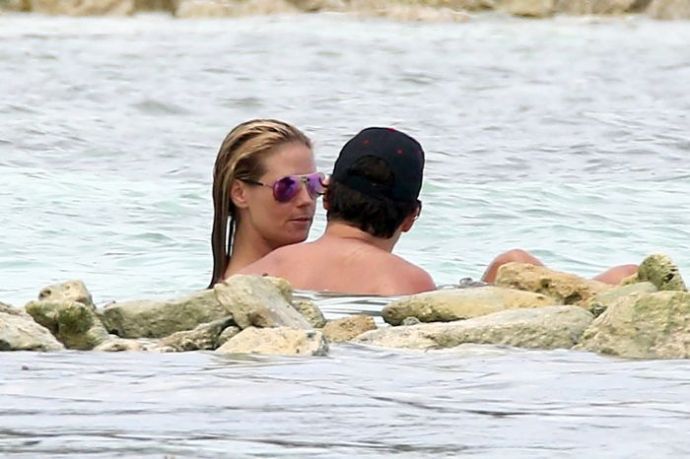 Хайди Клум решила позагорать топлес (эротика)