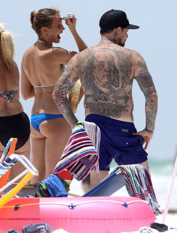 Кэмерон Диаз в синем бикини на пляже Флориды