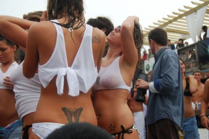 Конкурс мокрых футболок