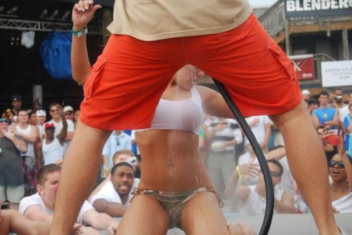 Конкурс мокрых футболок