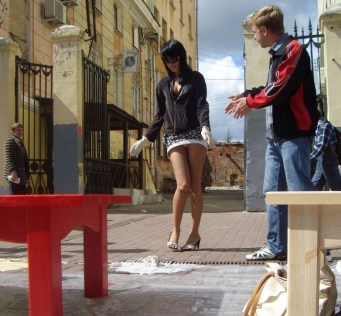 Легкий ветерок и девушки в мини юбках