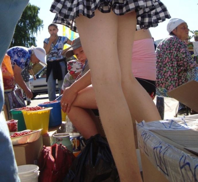 Легкий ветерок и девушки в мини юбках