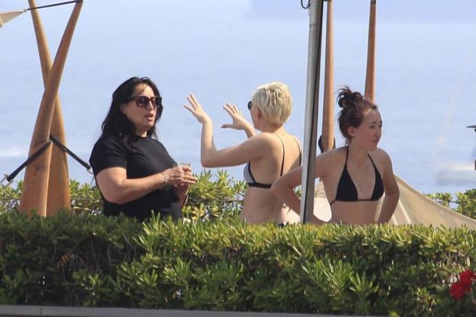 Майли Сайрус позирует топлес в Барселоне