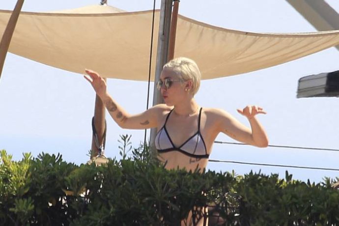 Майли Сайрус позирует топлес в Барселоне