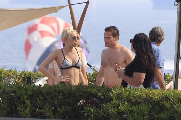 Майли Сайрус позирует топлес в Барселоне