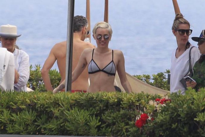 Майли Сайрус позирует топлес в Барселоне