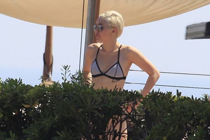 Майли Сайрус позирует топлес в Барселоне