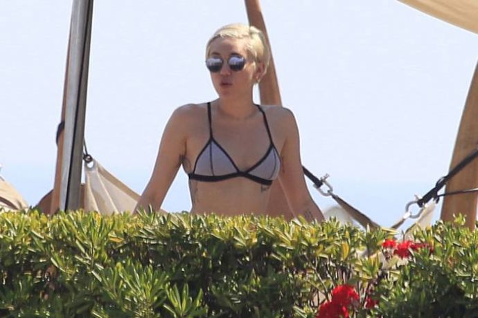 Майли Сайрус позирует топлес в Барселоне