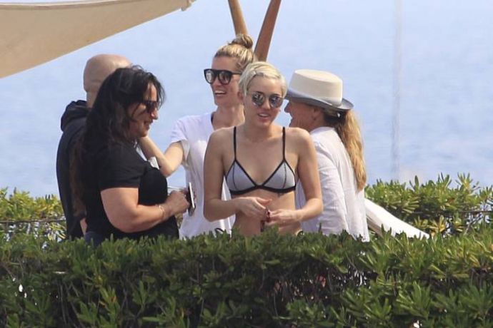 Майли Сайрус позирует топлес в Барселоне