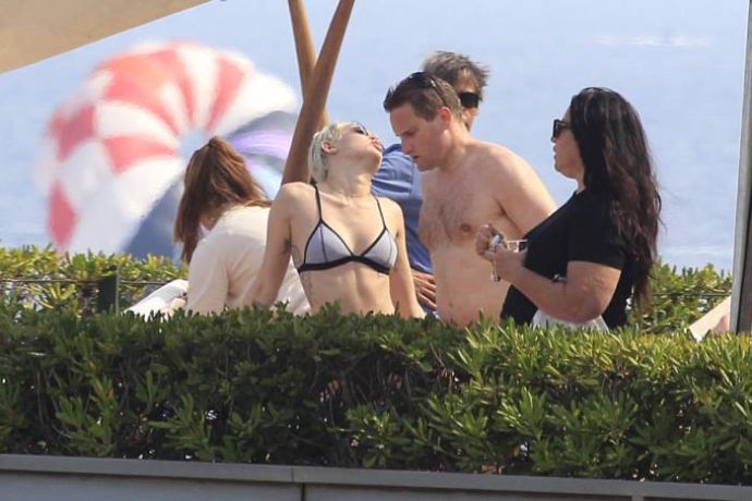 Майли Сайрус позирует топлес в Барселоне