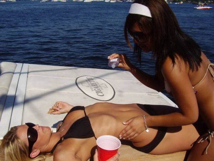 Подвыпившие девушки отрываются на полную катушку