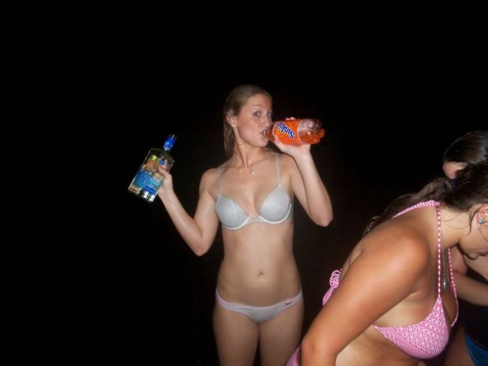 Подвыпившие девушки отрываются на полную катушку