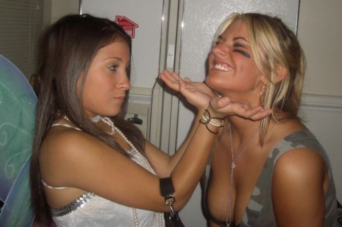 Подвыпившие девушки отрываются на полную катушку