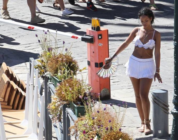 Рианна гуляет по улице в кружевном бюстгальтере