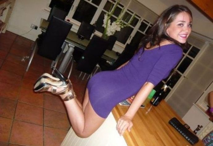 Сексуальные девушки в обтягивающих платьицах