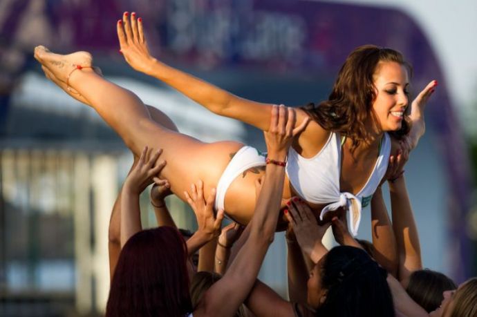 Симпатичные девушки и пляжный волейбол