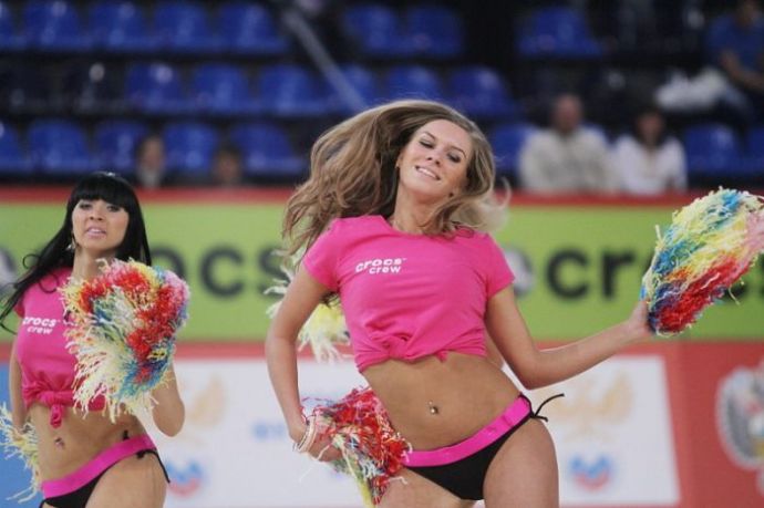 Симпатичные девушки и пляжный волейбол