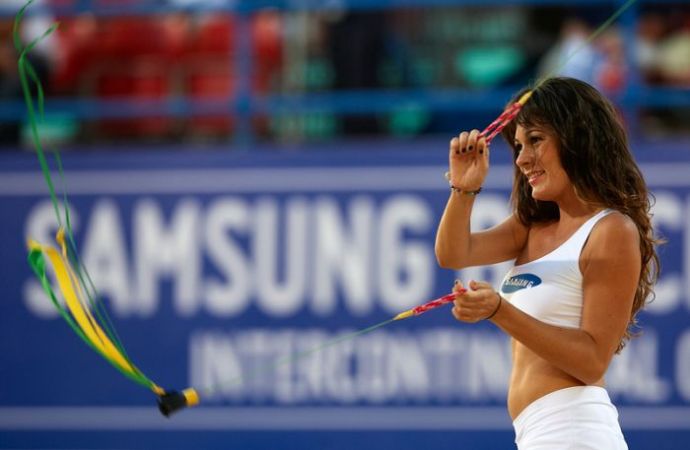 Симпатичные девушки и пляжный волейбол