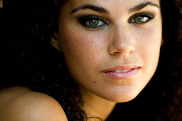 Симпатичные девушки и пляжный волейбол