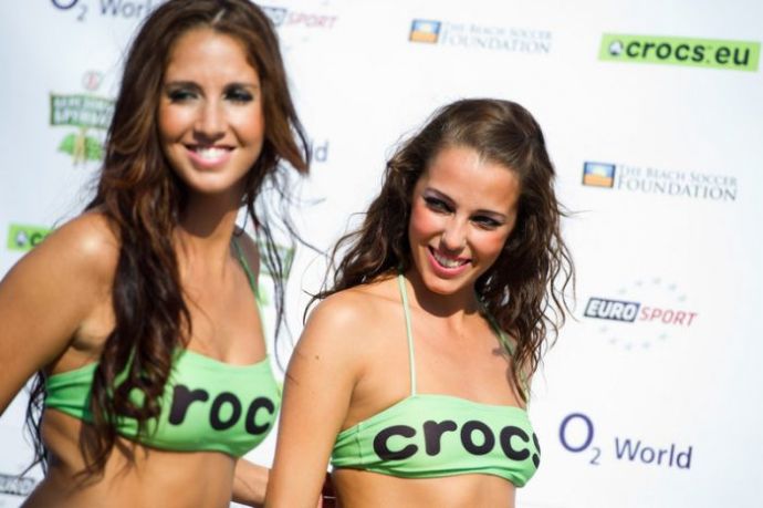 Симпатичные девушки и пляжный волейбол