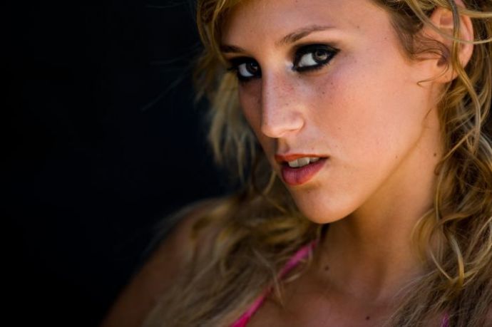 Симпатичные девушки и пляжный волейбол