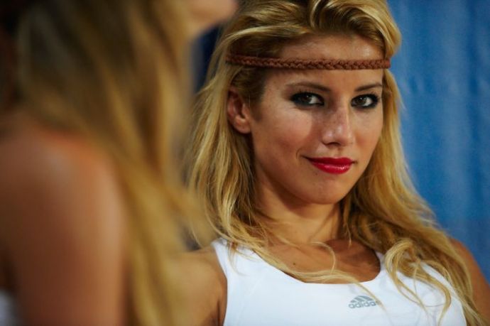 Симпатичные девушки и пляжный волейбол